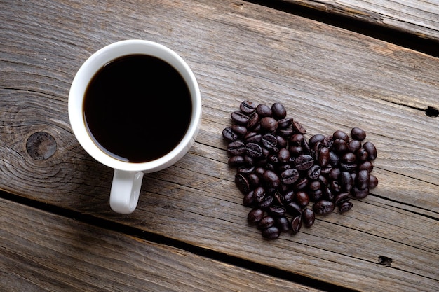 Vista ad alto angolo della tazza di caffè sul tavolo