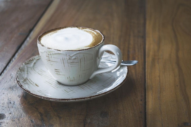 Vista ad alto angolo della tazza di caffè sul tavolo