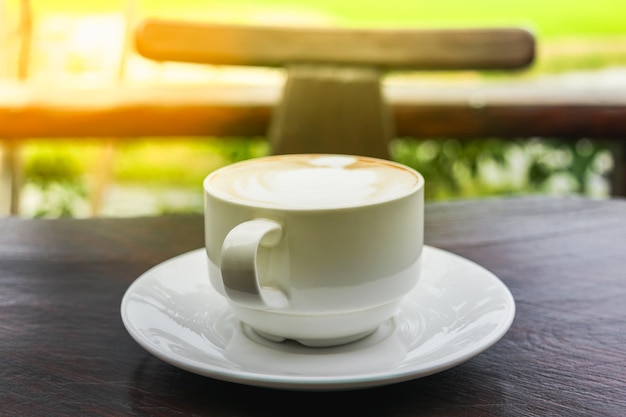 Vista ad alto angolo della tazza di caffè sul tavolo