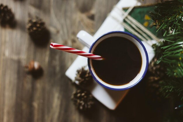 Vista ad alto angolo della tazza di caffè sul tavolo