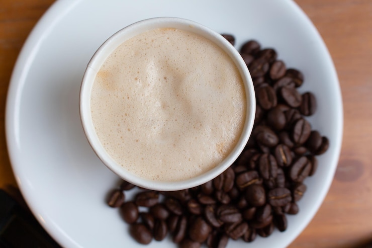 Foto vista ad alto angolo della tazza di caffè sul tavolo