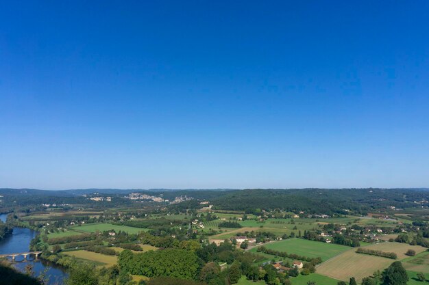 Vista ad alto angolo della valle di Vezere dal villaggio di domme in dordogna francia