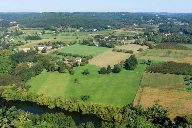 Vista ad alto angolo della valle di Vezere dal villaggio di domme in dordogna francia