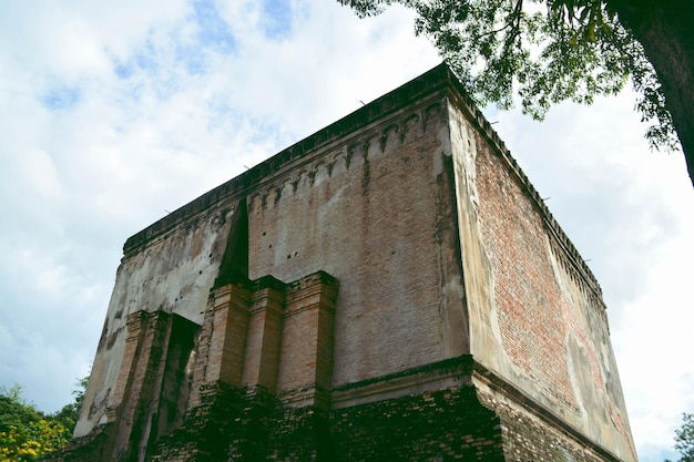 Vista ad alto angolo della vecchia chiesa in cemento degli antichi nel parco storico di Sukhothai