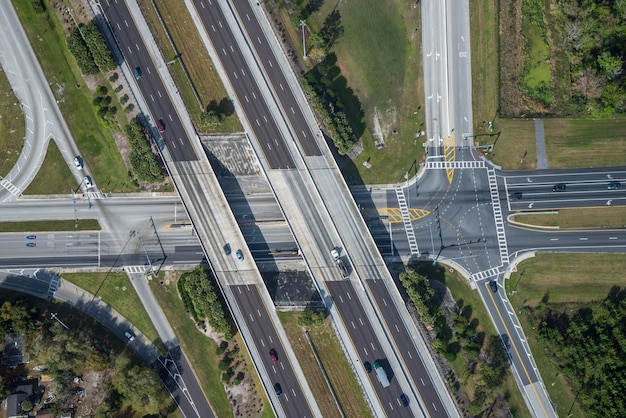 Vista ad alto angolo delle autostrade sul campo