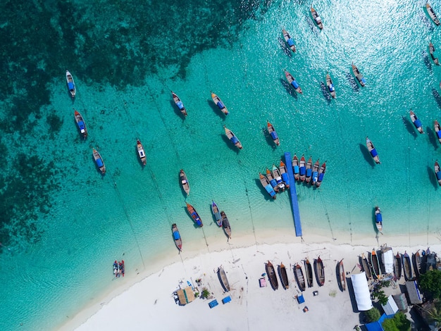 Vista ad alto angolo delle barche ormeggiate sulla spiaggia