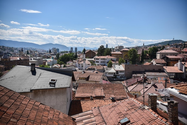 Vista ad alto angolo delle case in città contro il cielo