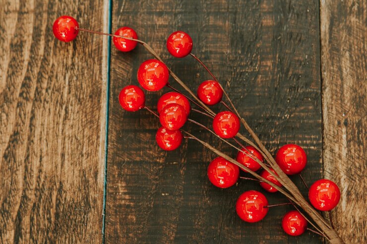 Foto vista ad alto angolo delle ciliegie rosse sul tavolo