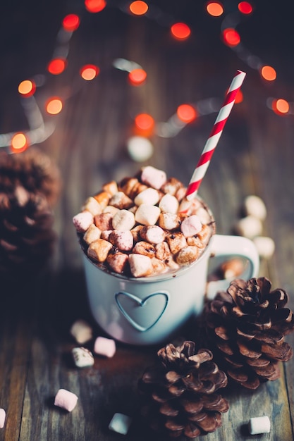 Vista ad alto angolo delle decorazioni natalizie con marshmallows in tazza sul tavolo