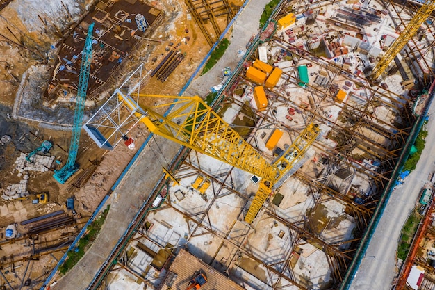 Vista ad alto angolo delle gru sul cantiere
