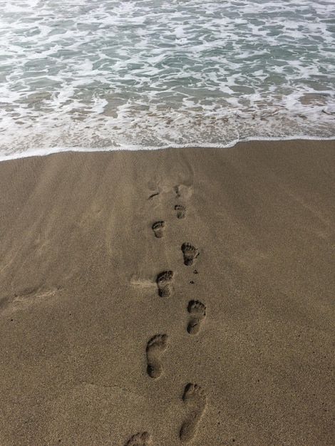 Vista ad alto angolo delle impronte sulla spiaggia