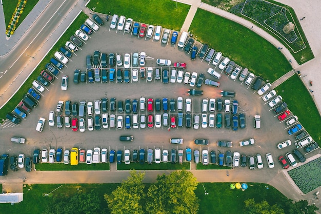 Vista ad alto angolo delle macchine parcheggiate nel parcheggio