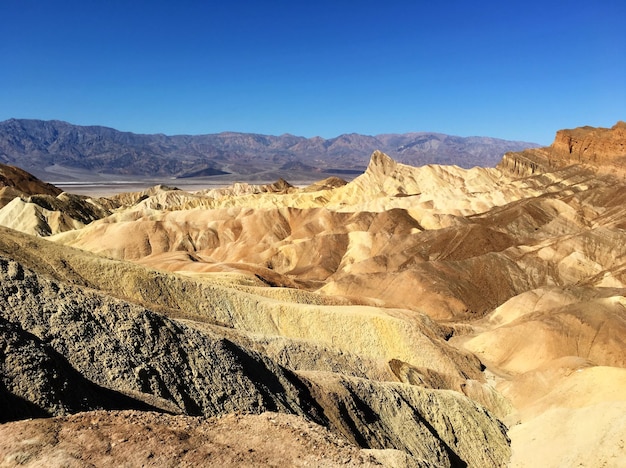 Vista ad alto angolo delle montagne rocciose contro un cielo limpido