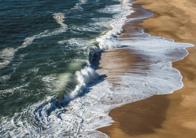 Vista ad alto angolo delle onde sulla spiaggia