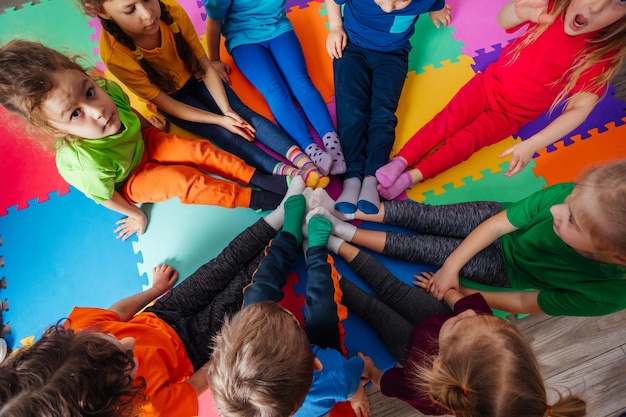 Vista ad alto angolo delle persone su una folla multicolore