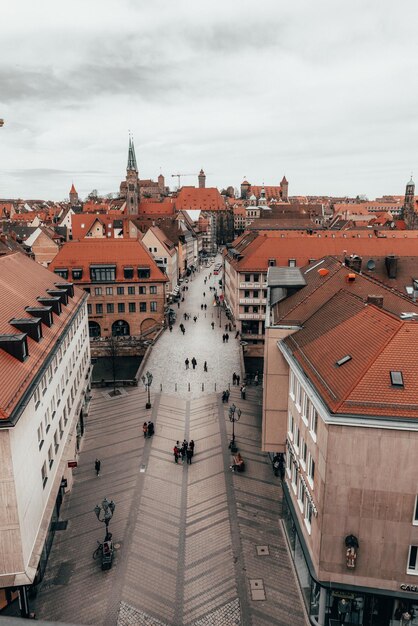 Vista ad alto angolo delle persone sul sentiero tra gli edifici della città