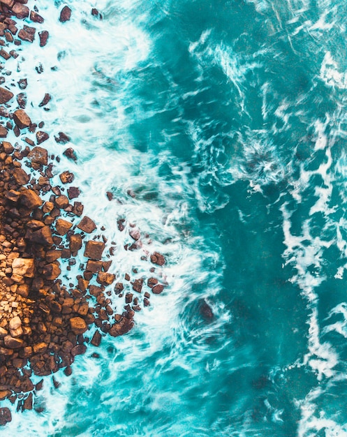 Vista ad alto angolo delle rocce dal mare