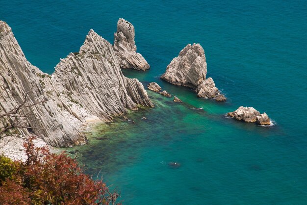 Vista ad alto angolo delle rocce in mare