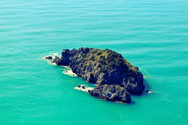 Vista ad alto angolo delle rocce in mare