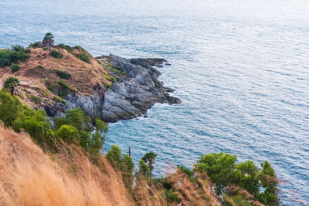 Vista ad alto angolo delle rocce in mare