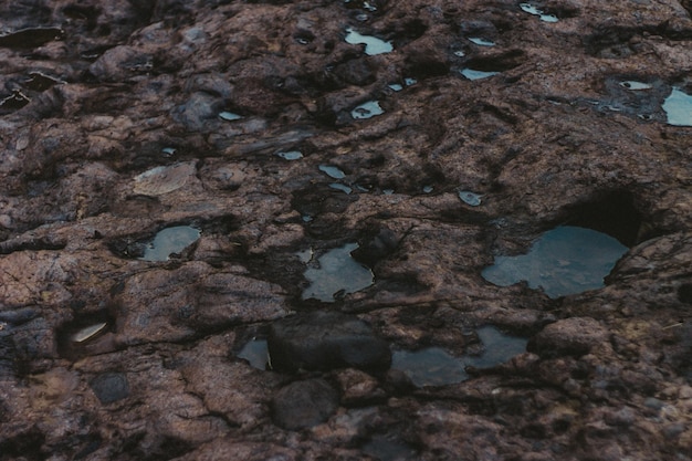 Vista ad alto angolo delle rocce sulla spiaggia