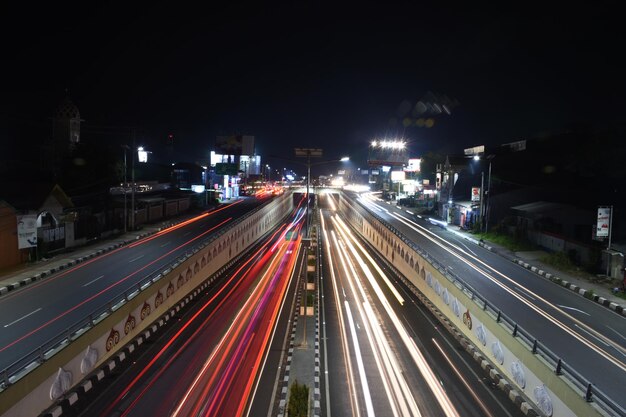 Vista ad alto angolo delle tracce di luce sull'autostrada di notte