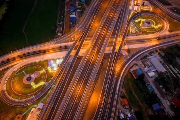 Vista ad alto angolo delle tracce luminose sull'autostrada in città