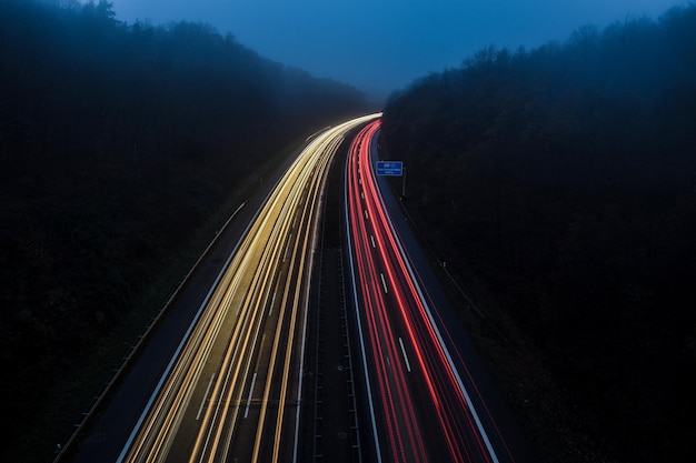 Vista ad alto angolo delle tracce luminose sull'autostrada