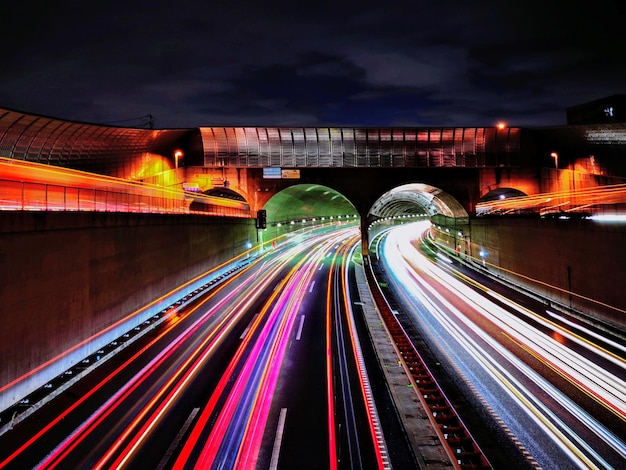 Vista ad alto angolo delle tracce luminose sulla strada di notte