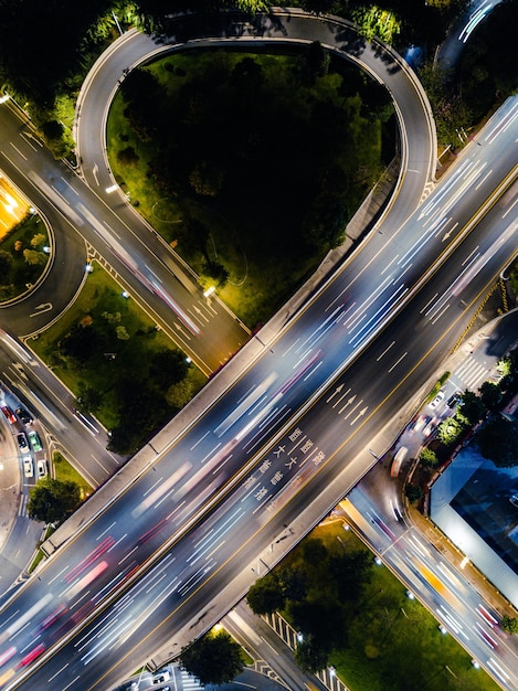 Vista ad alto angolo delle tracce luminose sulla strada in città