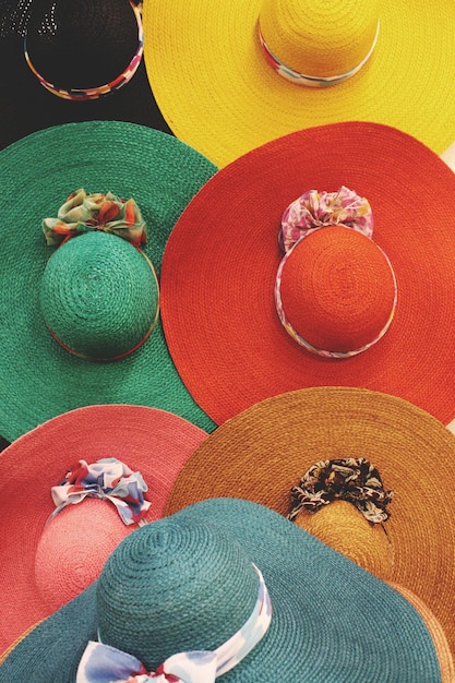 Vista ad alto angolo di cappelli colorati in vendita al mercato