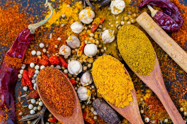 Vista ad alto angolo di caramelle multicolori in contenitore