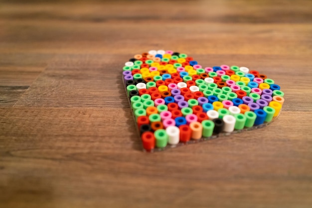 Vista ad alto angolo di caramelle multicolori su un tavolo di legno