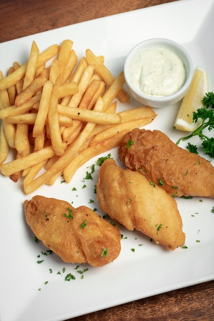 Vista ad alto angolo di carne e patatine fritte in piatto su tavola