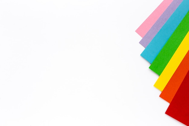 Vista ad alto angolo di carte multicolori su sfondo bianco