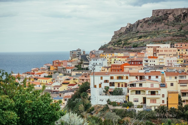 Vista ad alto angolo di edifici e montagne dal mare contro il cielo