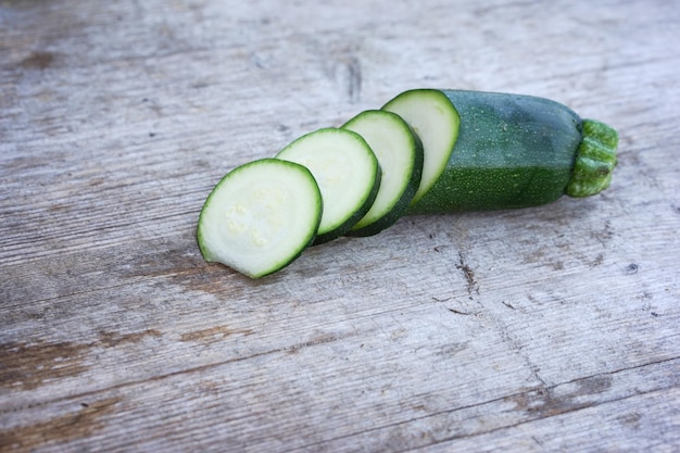 Vista ad alto angolo di fette di zucchine su un tavolo di legno