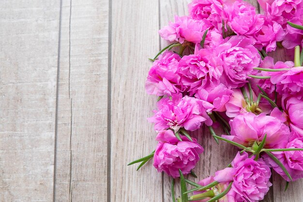 Vista ad alto angolo di fiori rosa sul tavolo