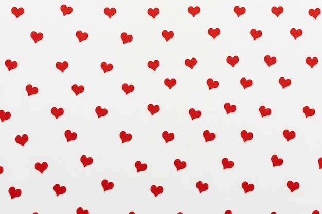 Vista ad alto angolo di forma di cuore rosso su sfondo bianco