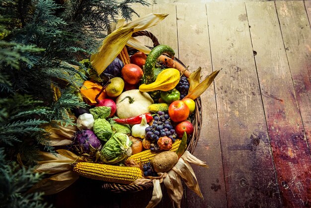 Vista ad alto angolo di frutta e verdura nel cesto