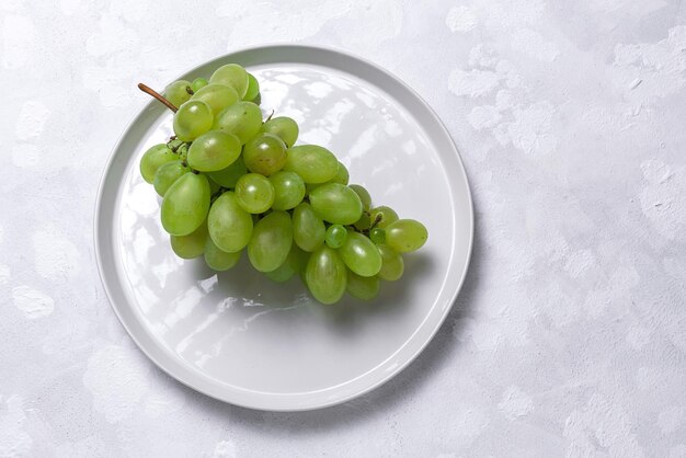 Vista ad alto angolo di frutta in ciotola su tavola