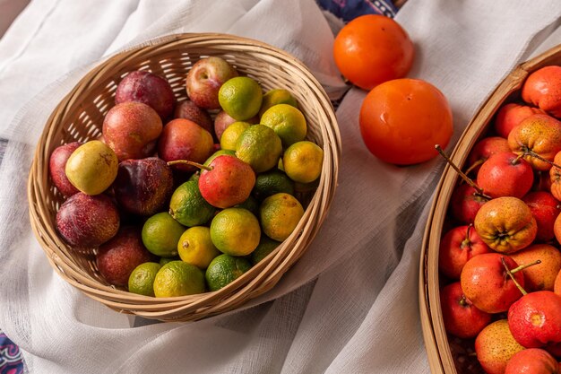 Vista ad alto angolo di frutta in ciotola su tavola