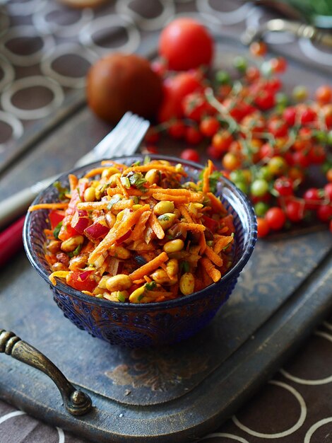 Vista ad alto angolo di frutta tritata in ciotola su tavola