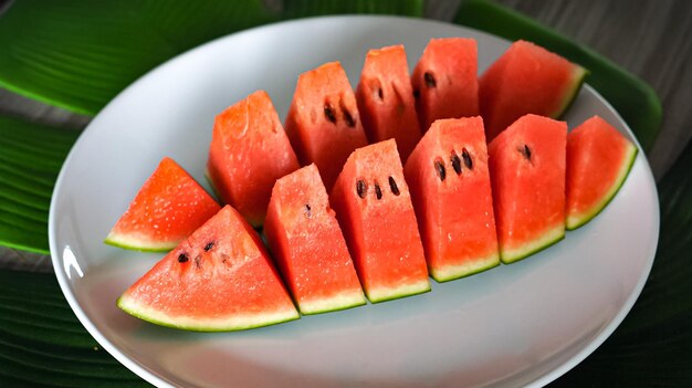 Vista ad alto angolo di frutta tritata in piatto su tavola