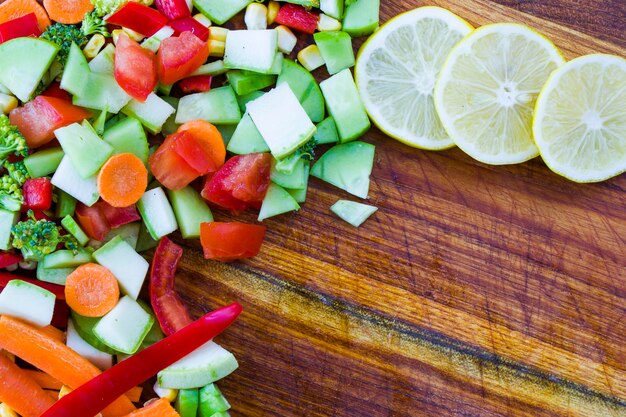 Vista ad alto angolo di frutta tritata su tavola