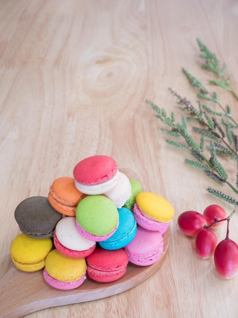 Vista ad alto angolo di macarooni multicolori sul tavolo