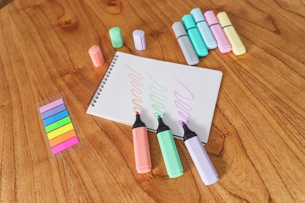 Vista ad alto angolo di matite multicolori sul tavolo