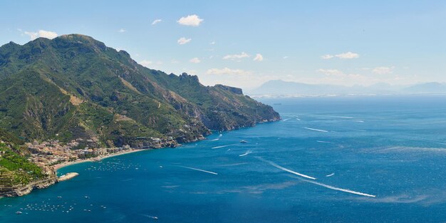 Vista ad alto angolo di Minori e Maiori Costiera Amalfitana Italia