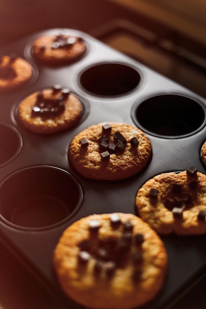 Vista ad alto angolo di muffin sul tavolo