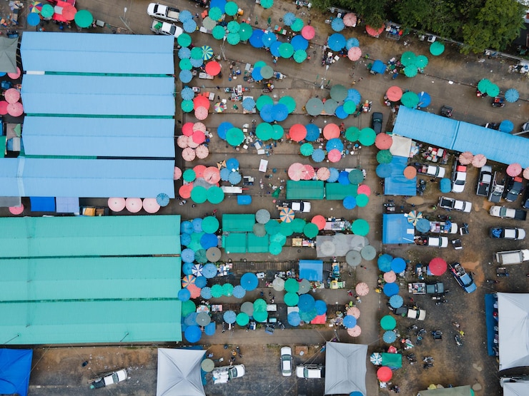Foto vista ad alto angolo di ombrelli multicolori